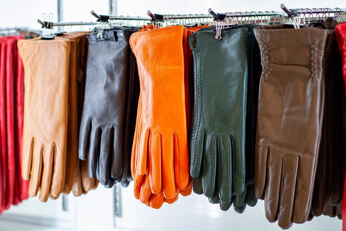 guantes de cuero femeninos en la tienda