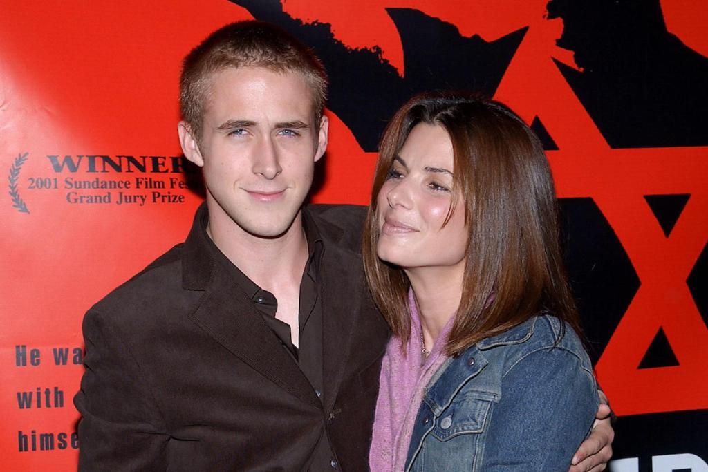 Sandra Bullock pozira z Ryanom Goslingom na premieri filma Believer v Ameriškem režiserskem cehu v Los Angelesu. 6. septembra 2001