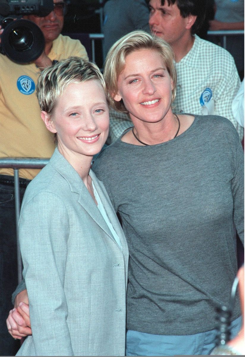 Anne Heche nosi sivo jakno, Ellen DeGeneres pa sivo majico na premieri