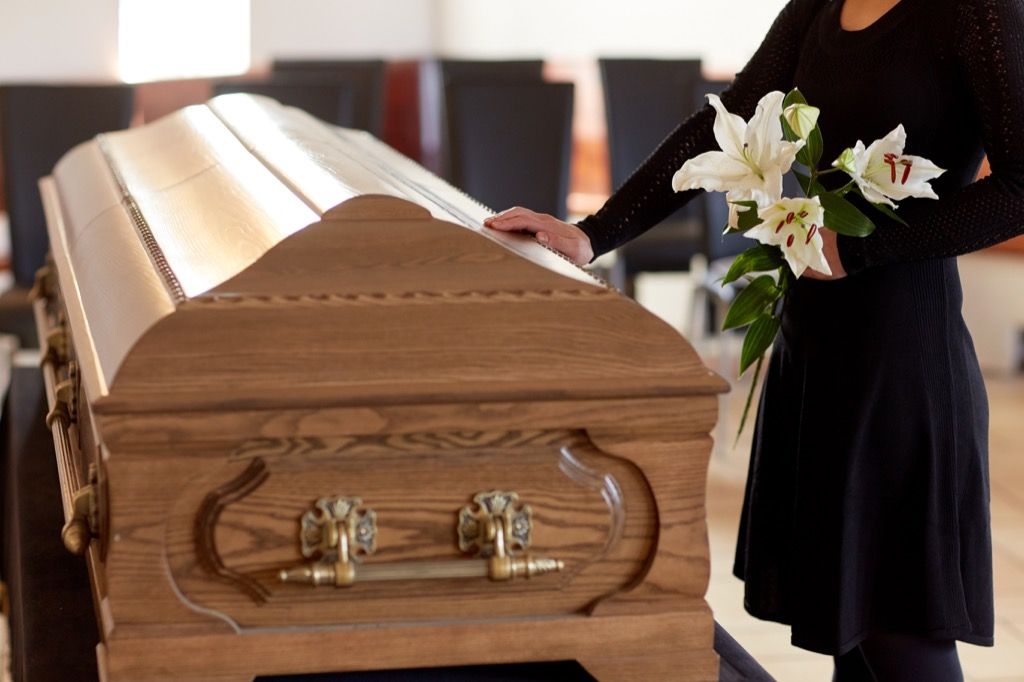 doodskist bij begrafenis
