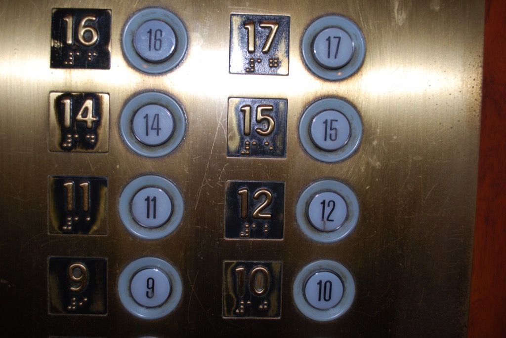 суеверия за асансьори
