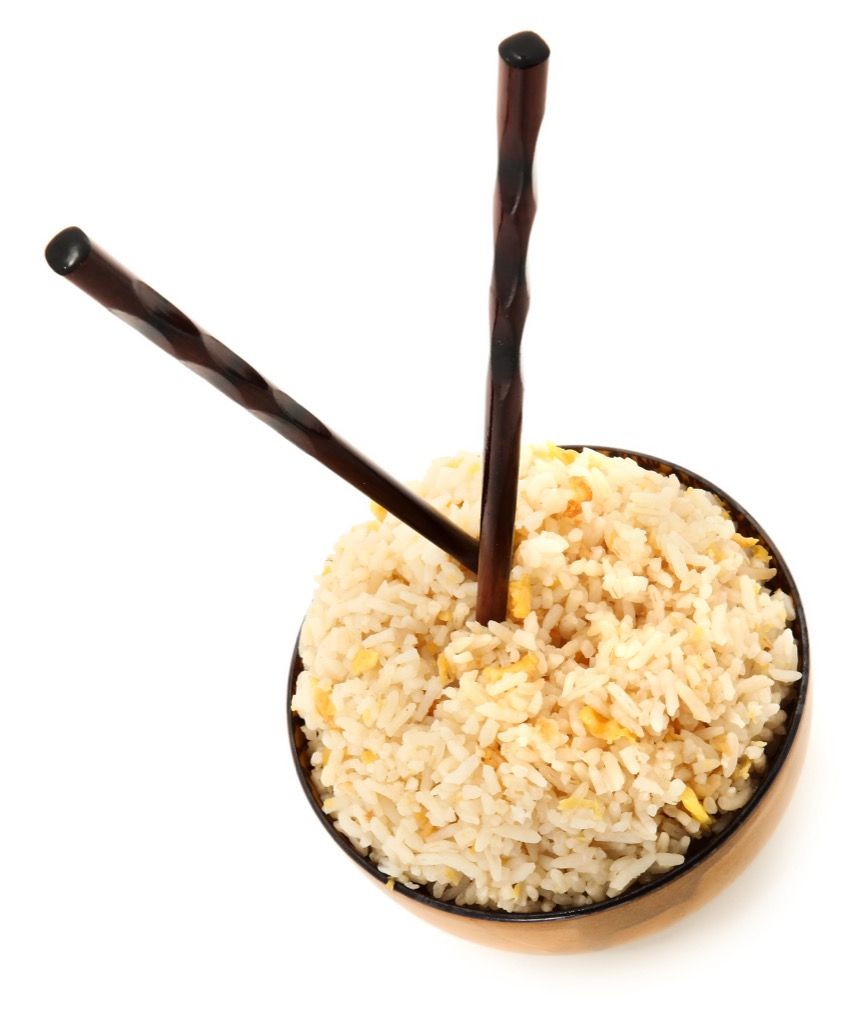 מקלות אכילה שנדבקו זקוף בקערת אורז