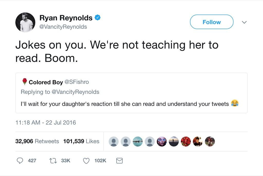 Ryan Reynolds đang đọc tweet hài hước