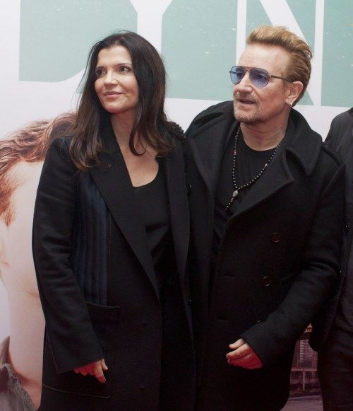 Ali Hevsons un Bono Bruklinas pirmizrādē kinoteātrī Savoy 2015. gadā