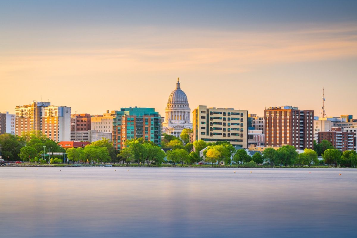 Madison, Wisconsin, USA panoramę centrum miasta o zmierzchu nad jeziorem Monona.