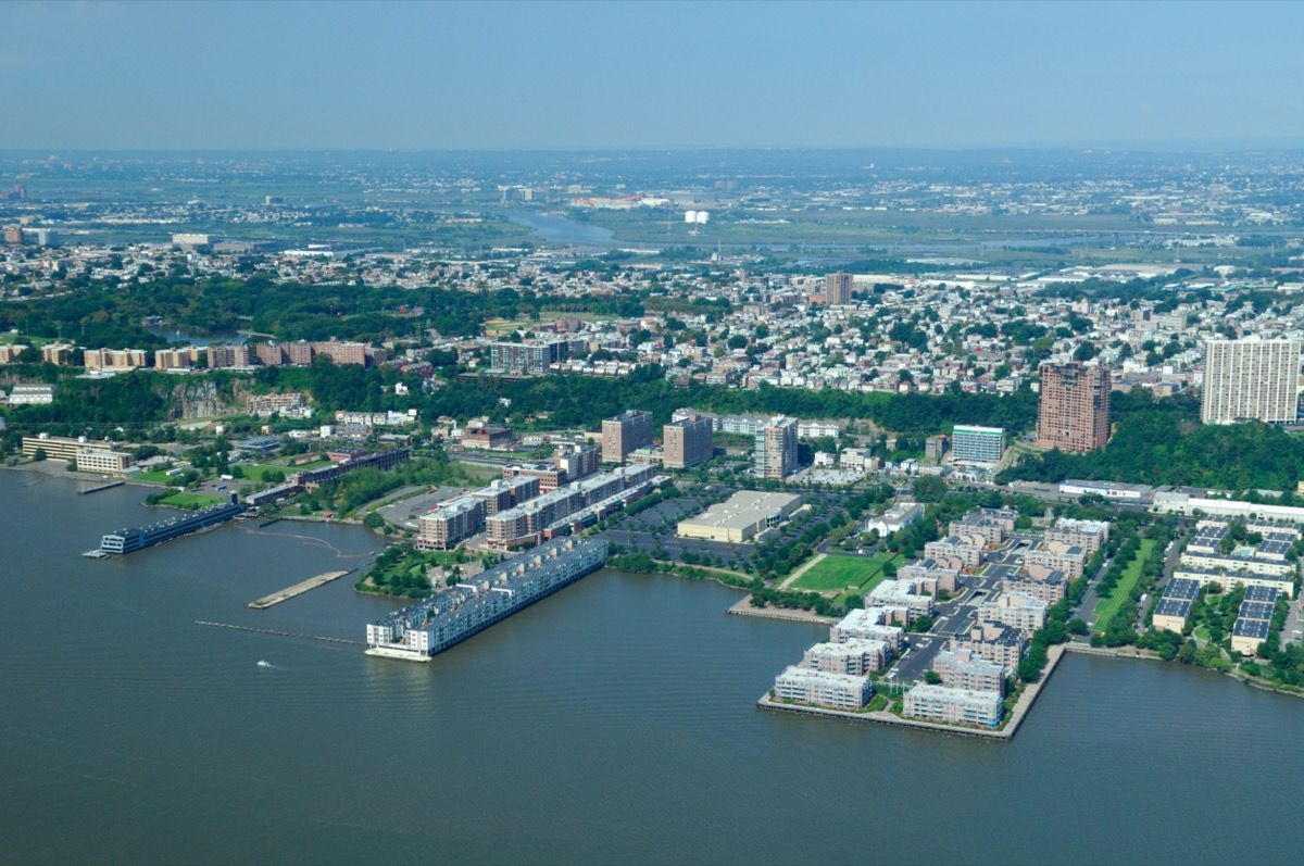 Pemandangan udara dari Edgewater dan Fairview belakang, New Jersey, Usa
