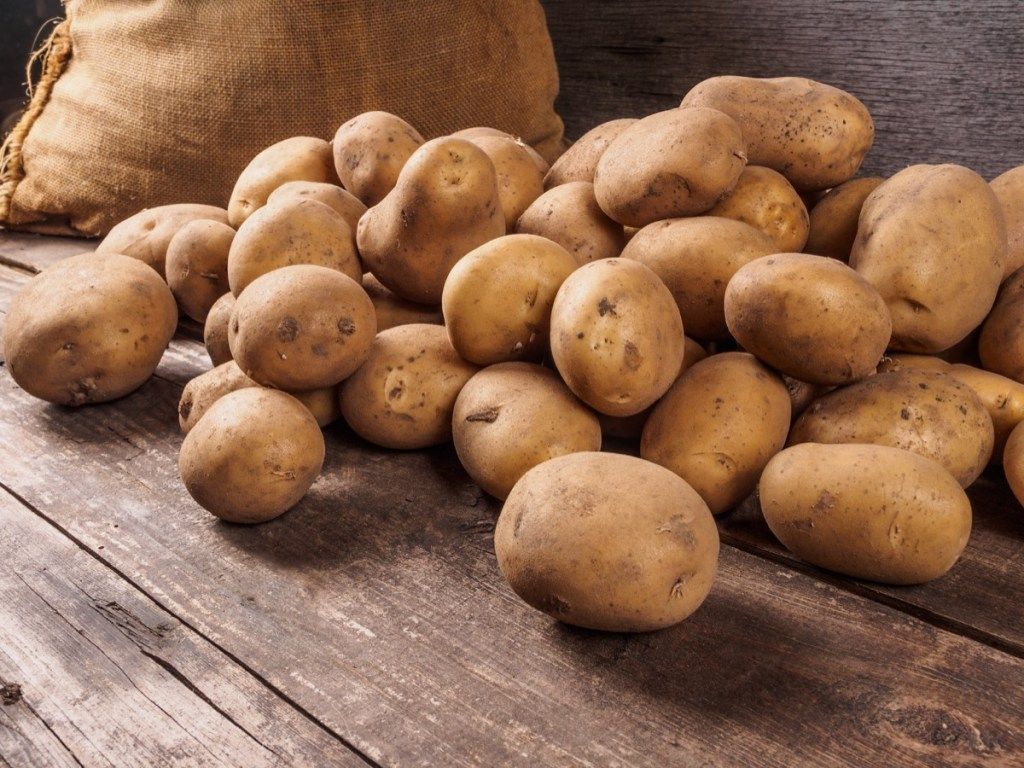 kartulid puidust pinnal