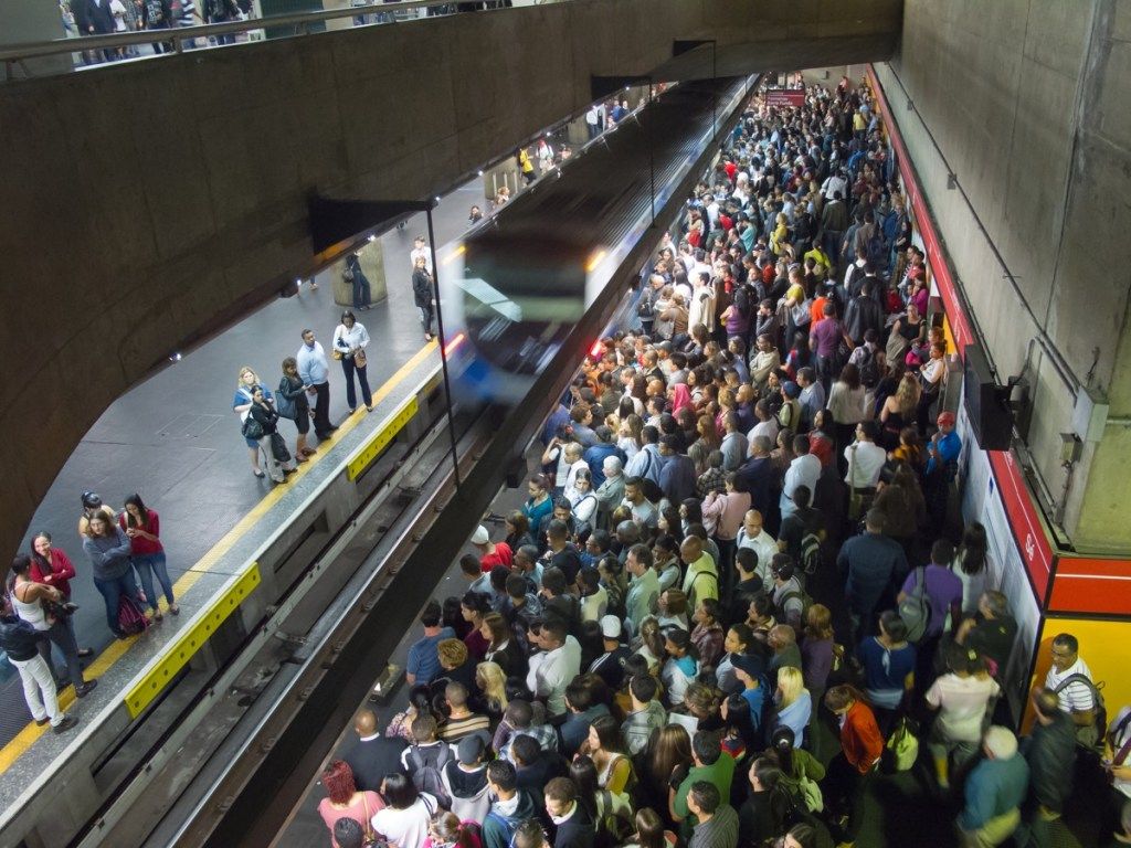 สถานีรถไฟฟ้าใต้ดินแออัดประชากรล้น