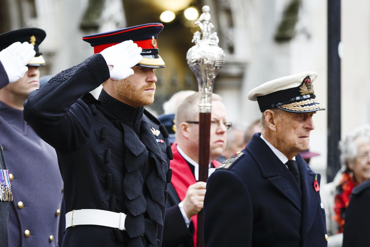Hoàng tử Harry và Hoàng tử Philip, Công tước xứ Edinbrugh tham dự Lễ tưởng niệm Cánh đồng tại Tu viện Westminster vào ngày 10 tháng 11 năm 2016 ở London, Anh.