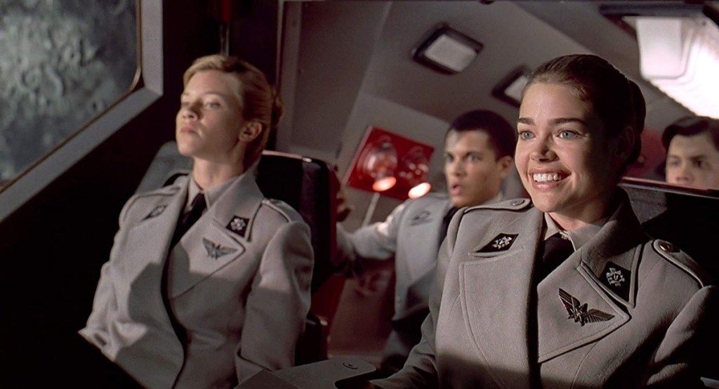Denise Richards y Amy Smart en Starship Troopers (1997)
