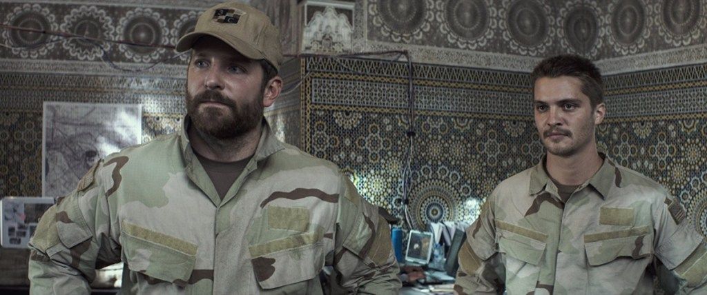 Bradley Cooper y Luke Grimes en American Sniper (2014)