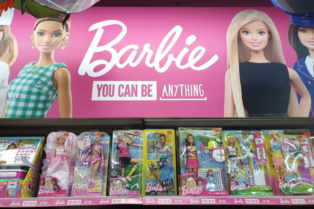 PENANGAS, Malaizija - 2018 m. Gruodžio 26 d .: Barbių žaislai mergaitėms parduotuvės lentynoje. Barbė yra amerikiečių žaislų kompanijos „Mattel“ pagaminta madinga lėlė, išleista 1959 m. Kovo mėn. - Vaizdas