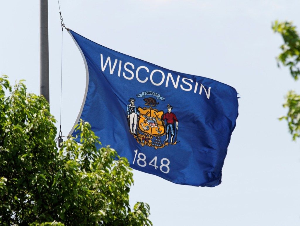 Wisconsinin osavaltion lippu heiluttaa tuulessa. - Kuva