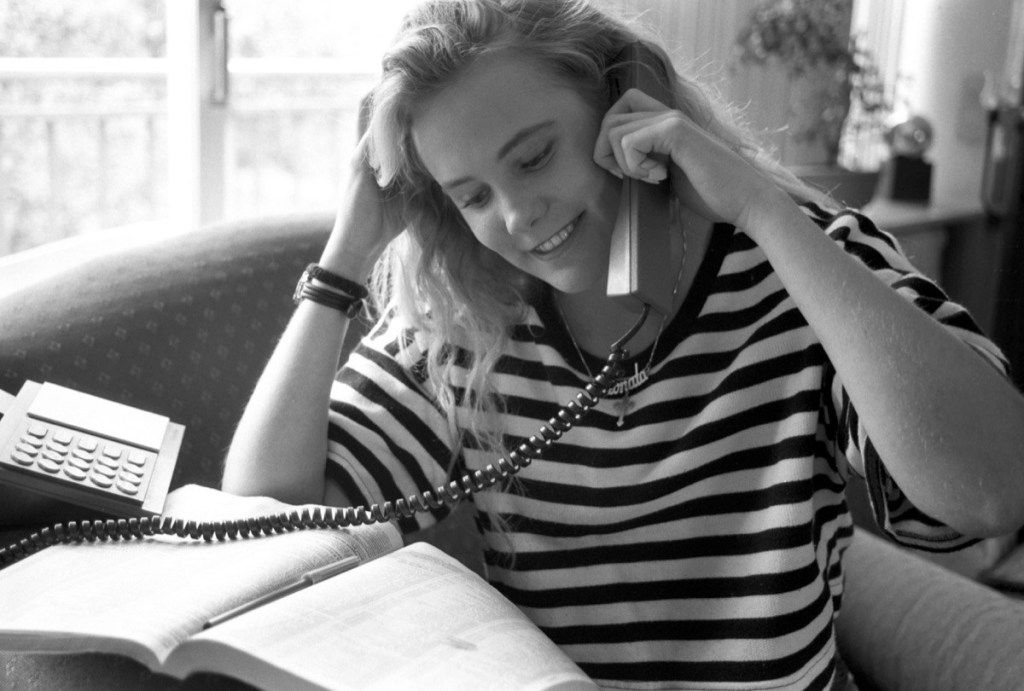 Fotka ženy z 80. rokov, ktorá volá niekoho, kto chce požiadať, nostalgia z 80. rokov