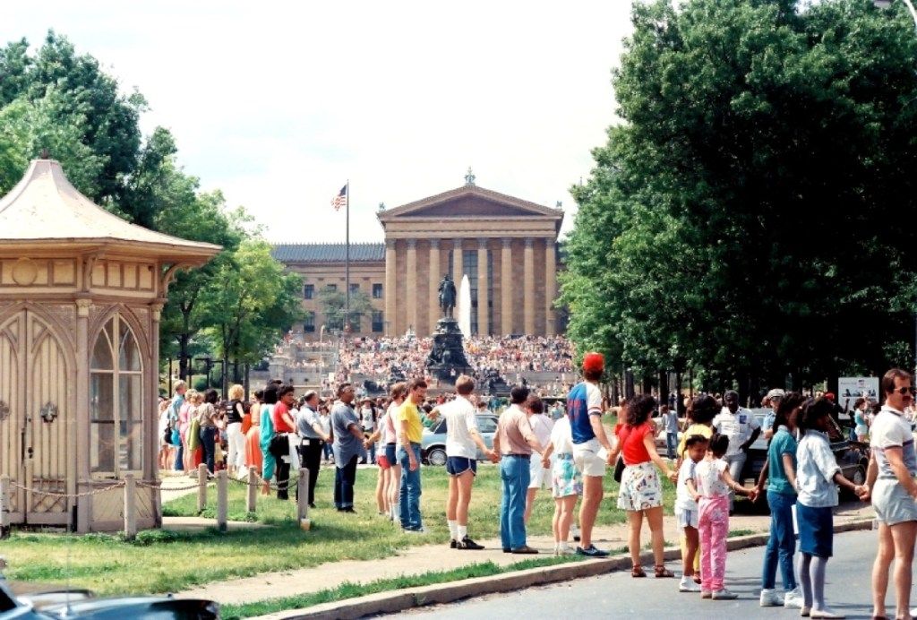 Ръце в цяла Америка в Eakins Oval по протежение на Park Benjamin Franklin във Филаделфия, Пенсилвания