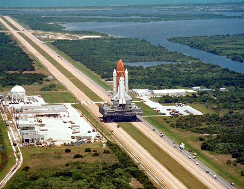 El Space Shuttle Challenger es transportado por un Crawler-transporter en el camino a su plataforma de lanzamiento, antes de su vuelo final antes de ser destruido en el desastre del Space Shuttle Challenger.