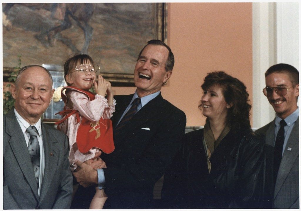 ประธานาธิบดีจอร์จเอช. ดับเบิลยูบุชพบกับเจสสิก้าแมคคลัวร์ทารกที่ทำเนียบขาวในปี 2532