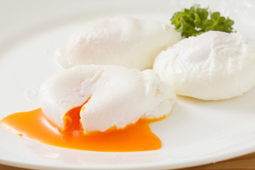 Smaskiga pocherade ägg med rinnande äggulor
