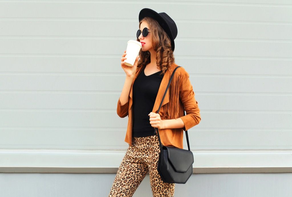 mujer vestida con código de vestimenta con estampado de leopardo