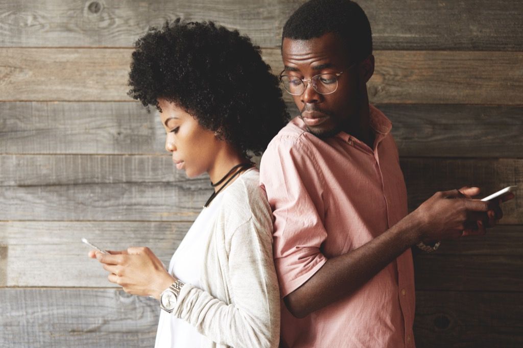 ¿Mi relación está condenada a una mujer enviando mensajes de texto a otra persona en pareja?