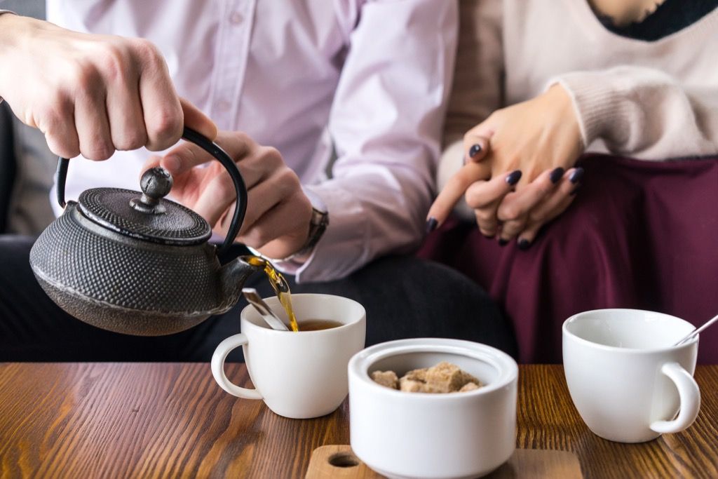 ζευγάρι πίνοντας τσάι, ανακούφιση από το άγχος