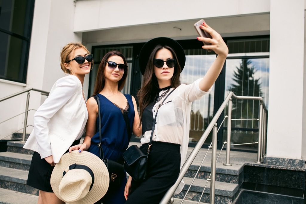mujeres posando, moda, cosas que dicen los millennials