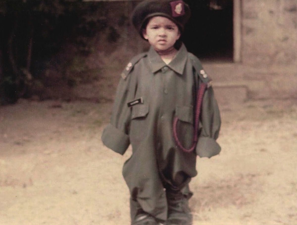 приянка чопра като бебе, облечено в армейска униформа и барета