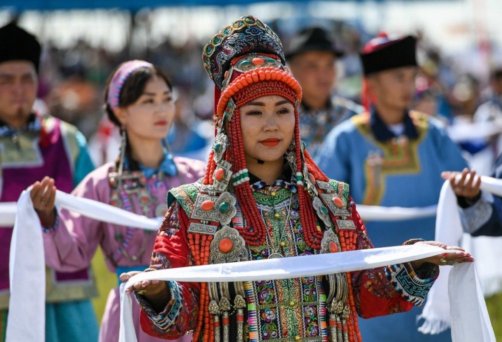 Kvinne med en hada, eller et stykke silke, i Mongolia