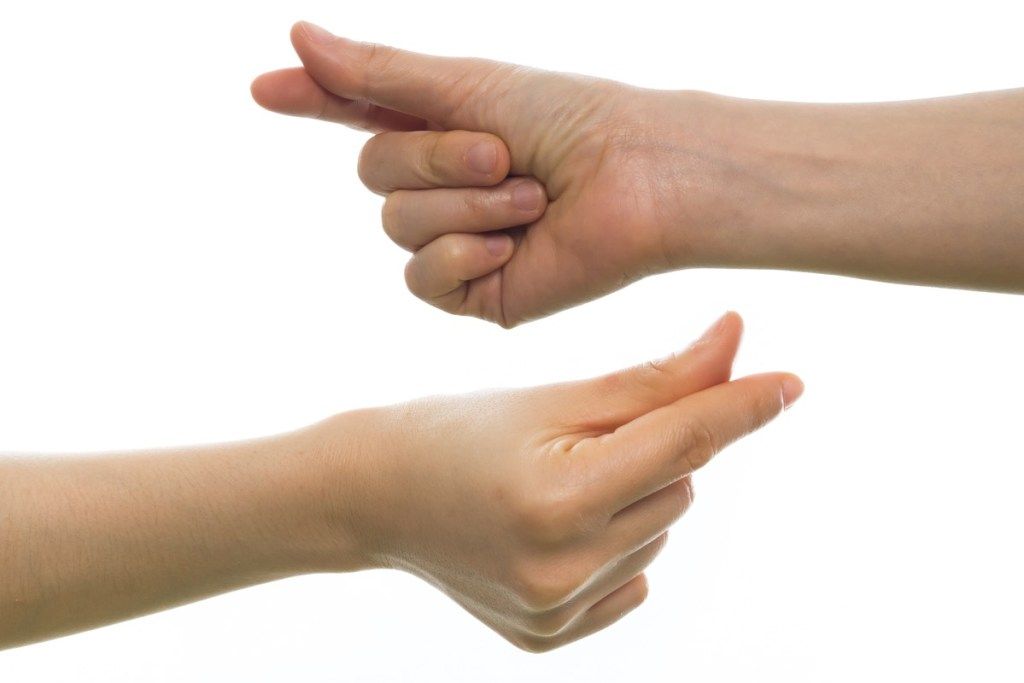 To personer knipser fingrene