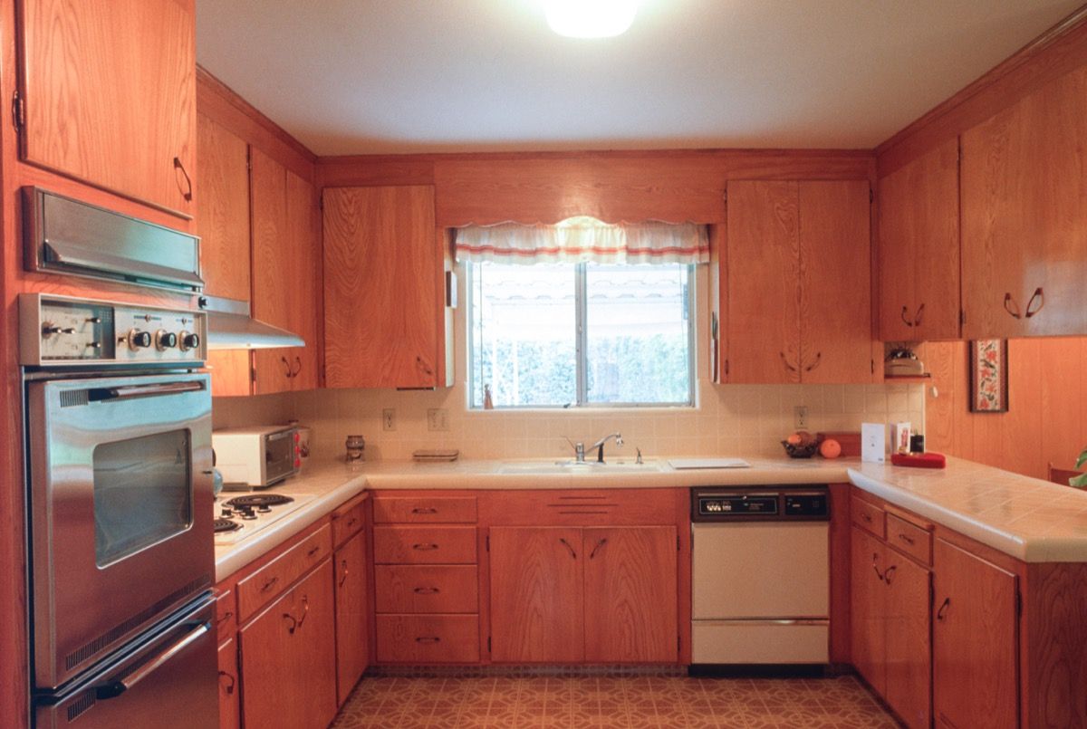 ตู้ไม้ทำด้วยมือในครัวยุค 1960 เครื่องล้างจานและเตาแก๊ส
