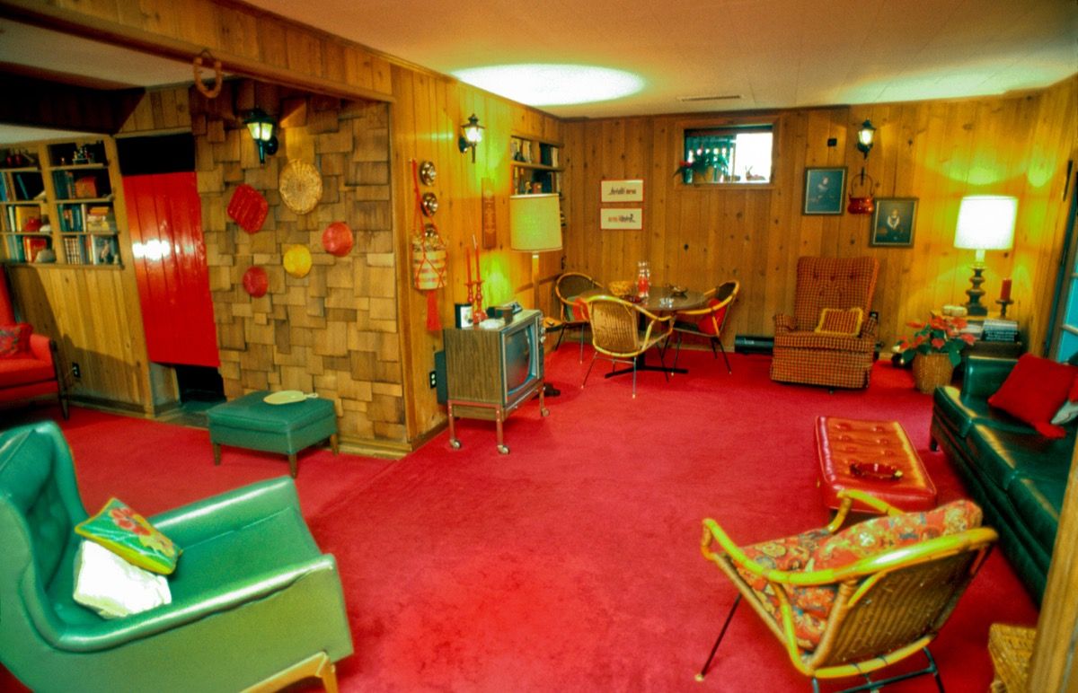 ชั้นใต้ดินสีแดงสีเขียวและไม้ในบ้านหลังใหญ่ในปี 1960