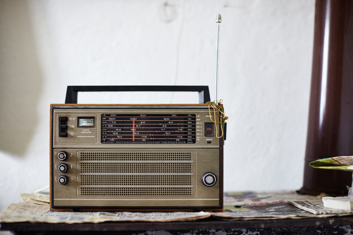 Radio de estilo retro en una mesa vieja