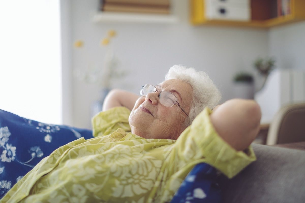 yaşlı kadın evde rahatlatıcı