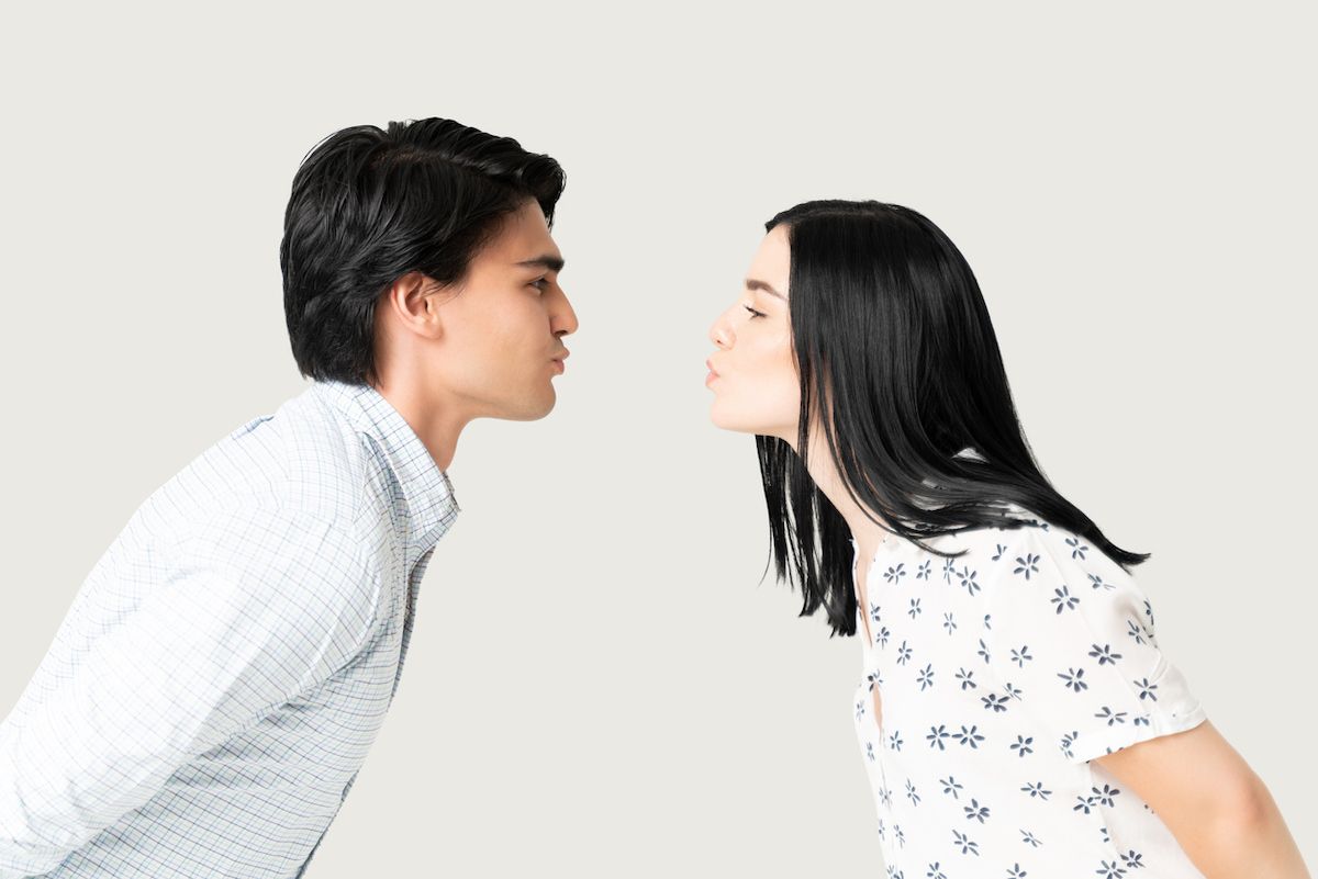 Sivukuva poikaystävästä ja tyttöystävästä huijaamalla huulia valmistautuessaan suudelmiin