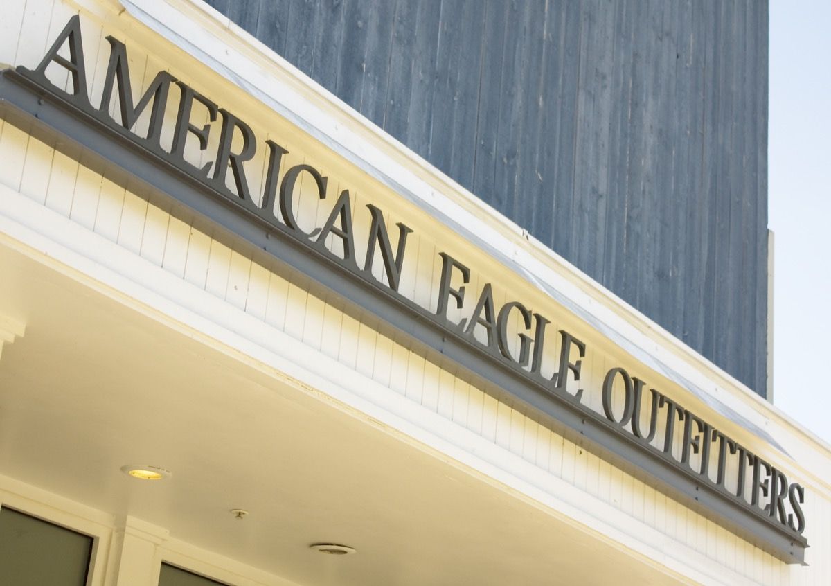 Parduotuvės „American Eagle Outfitters“ išorė. Pitsburge, Pensilvanijoje įsikūrusi įmonė yra gerai žinoma drabužių ir aksesuarų mažmenininkė.