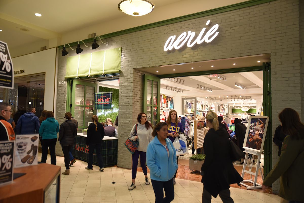 Mall-Käufer suchen am Black Friday bei Aerie nach ermäßigten Kleidungsstücken.