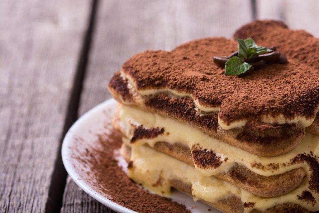 كعكة تيراميسو محلية الصنع. حلوى ايطالية حلوة. الخلفية الغذائية
