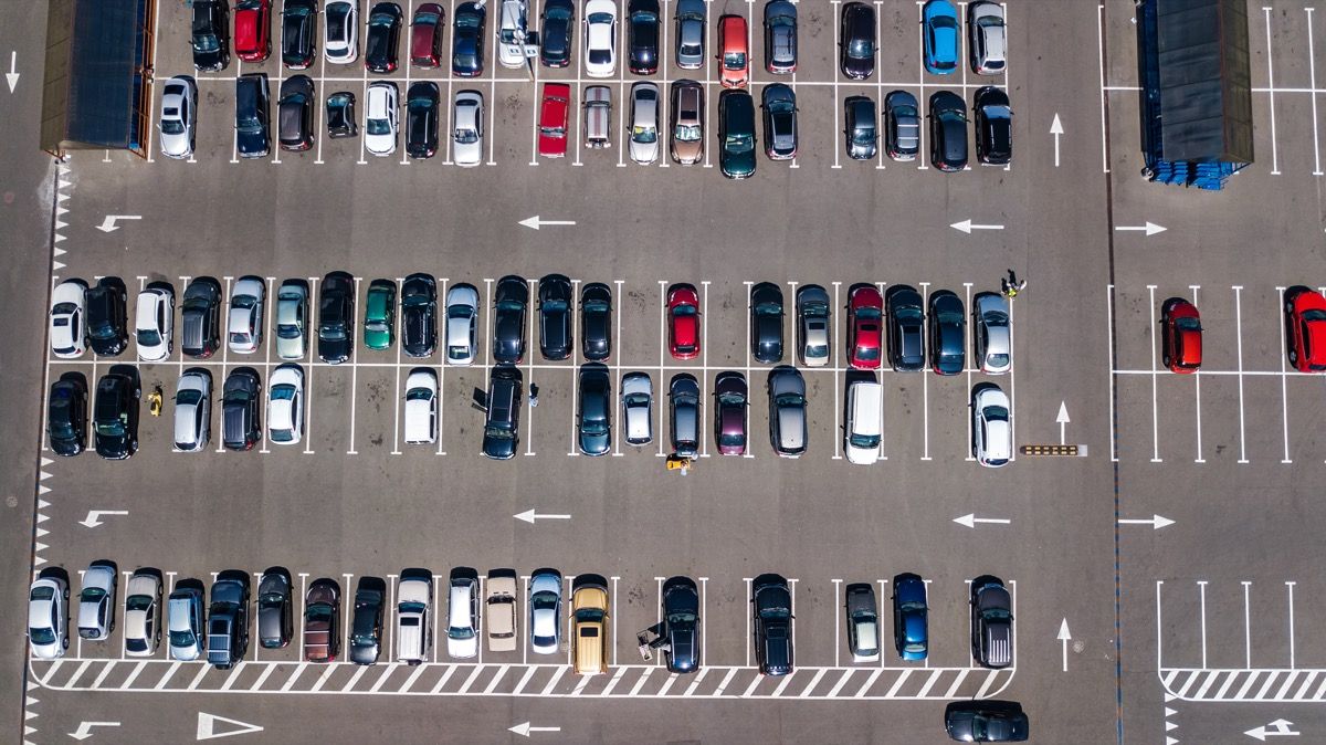 Vista aérea de un estacionamiento lleno de gente, lo peor de los suburbios.