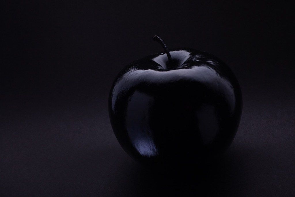 تفاحة سوداء على خلفية سوداء