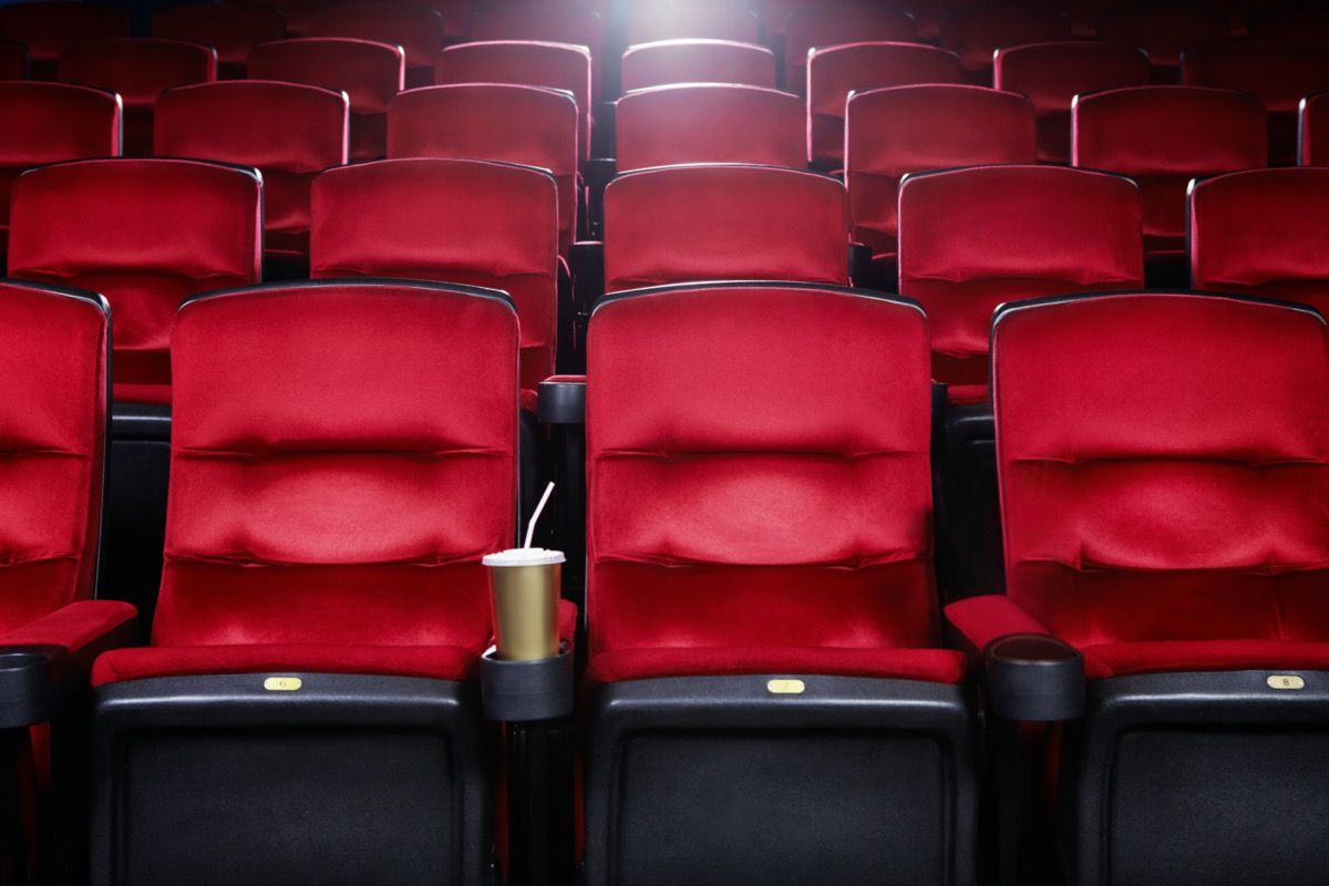 asientos de cine vacíos