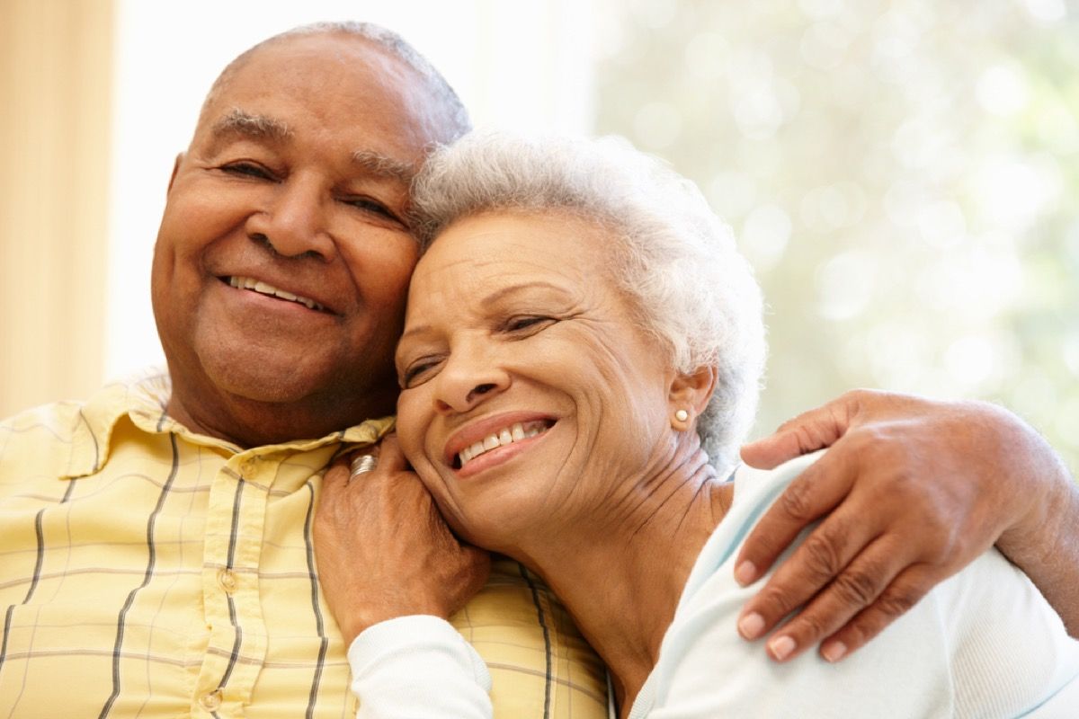 Пожилая черная пара обнимается, сделай себя более привлекательным