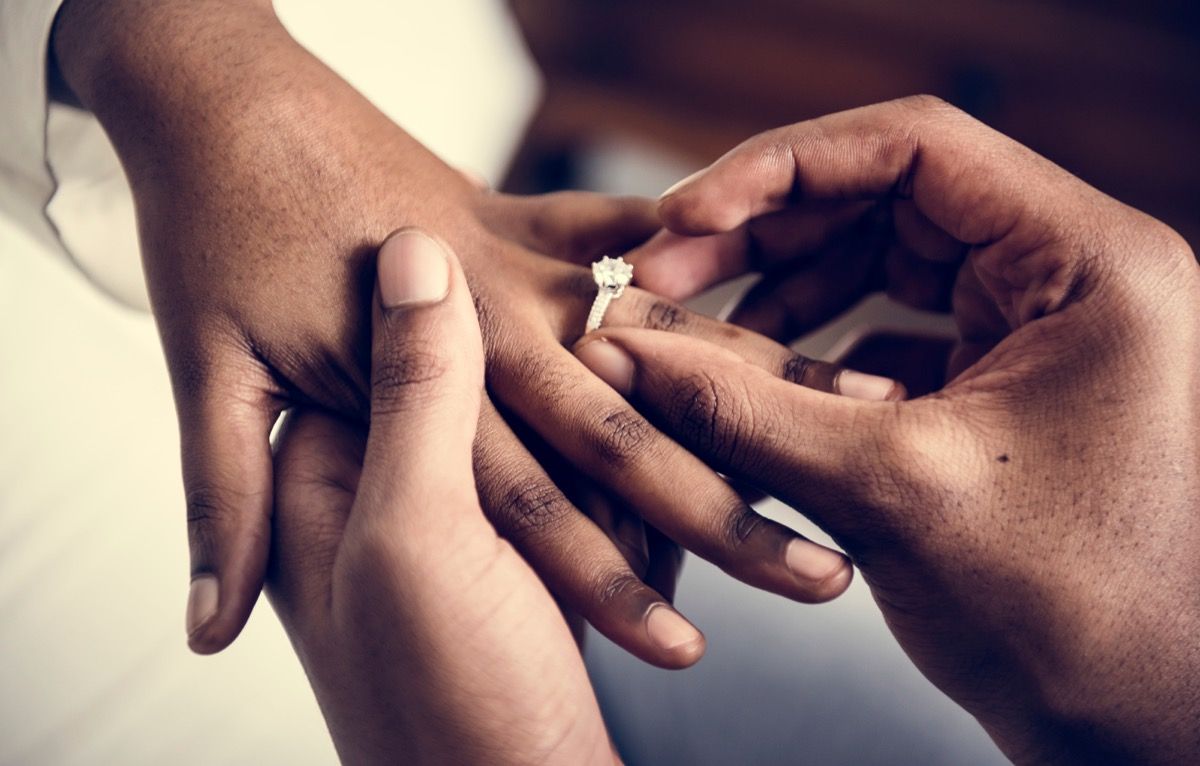 La verdadera razón por la que los anillos de boda se usan en la mano izquierda