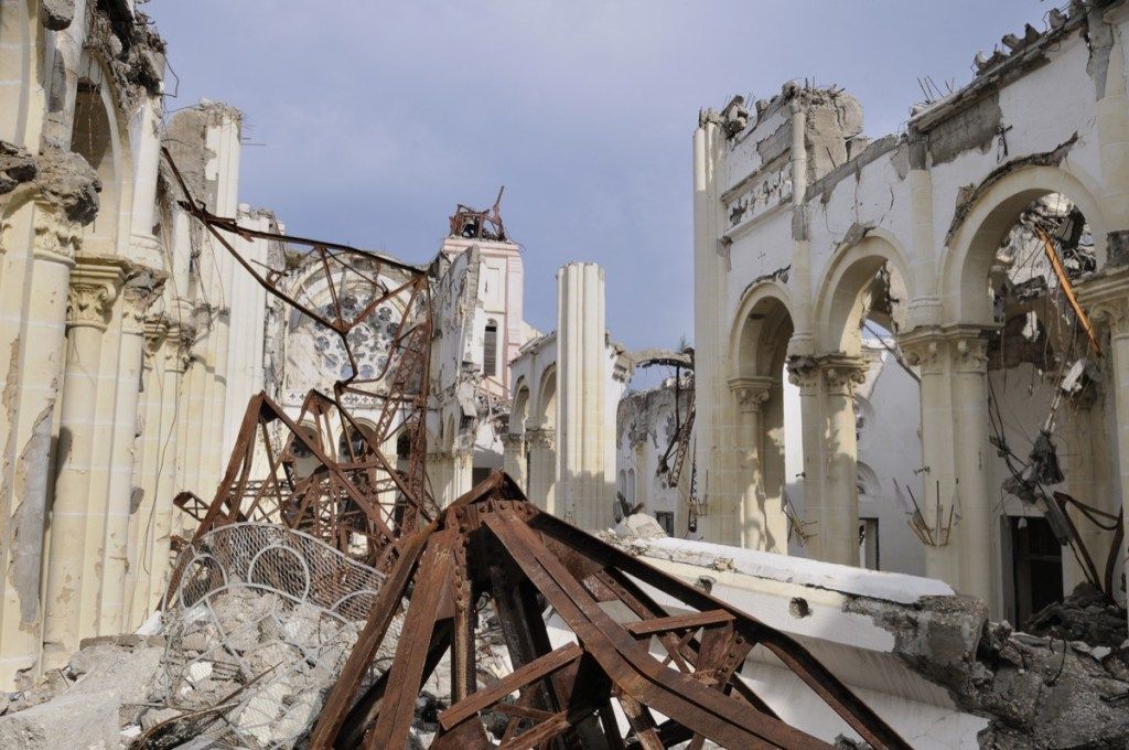 Haiti žemės drebėjimas su sugedusia bažnyčia
