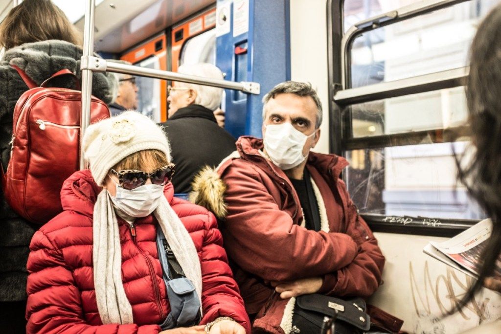 대중 교통의 돼지 독감 마스크