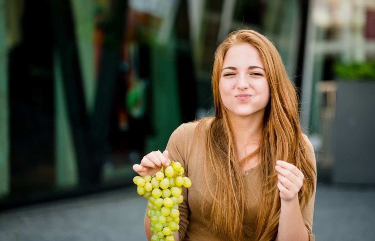 Kvinde, der spiser druer {nytårsaften traditioner}