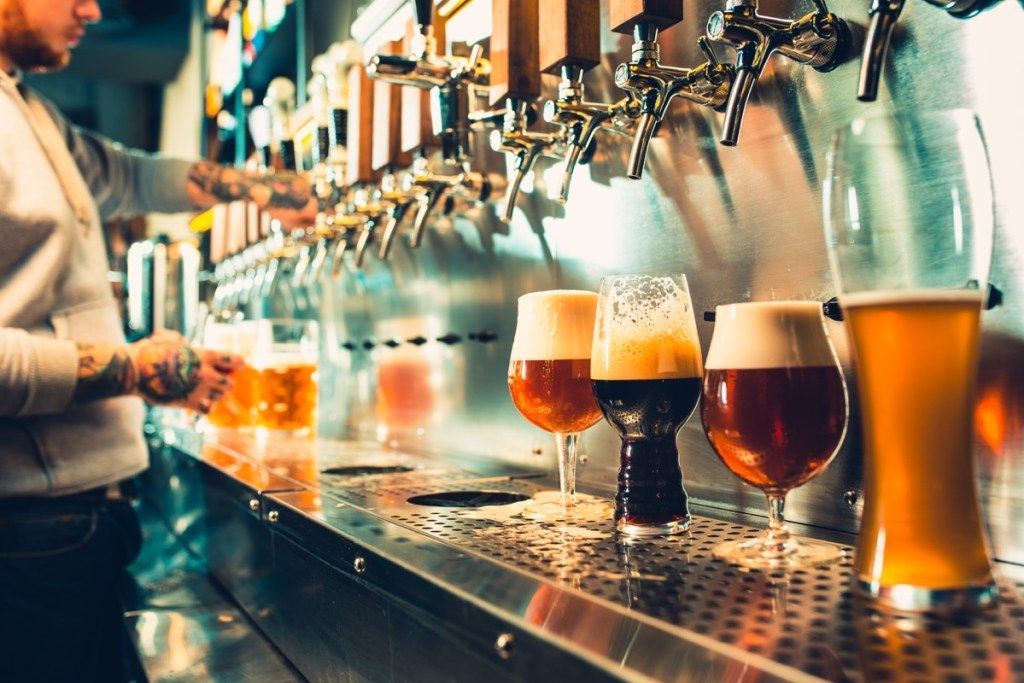 bir barda çeşitli biralar