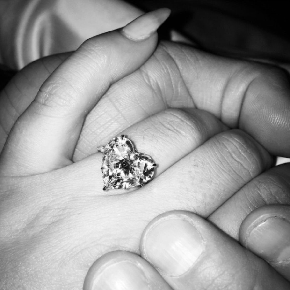 레이디 가가 약혼 반지 Instagram