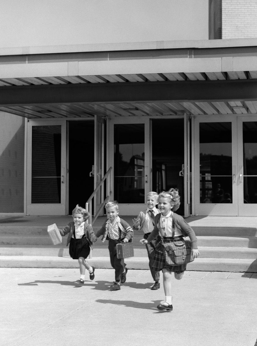 চারটি ছোট বাচ্চা 1950 এর দশকে স্কুল থেকে বিনামূল্যে চালায়, দেখায় যে 1950-এর দশকে পিতামাতার কতটা আলাদা ছিল
