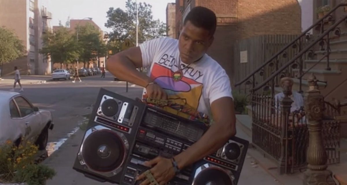 Radio Raheem trzyma boombox w Do the Right Thing, 1989