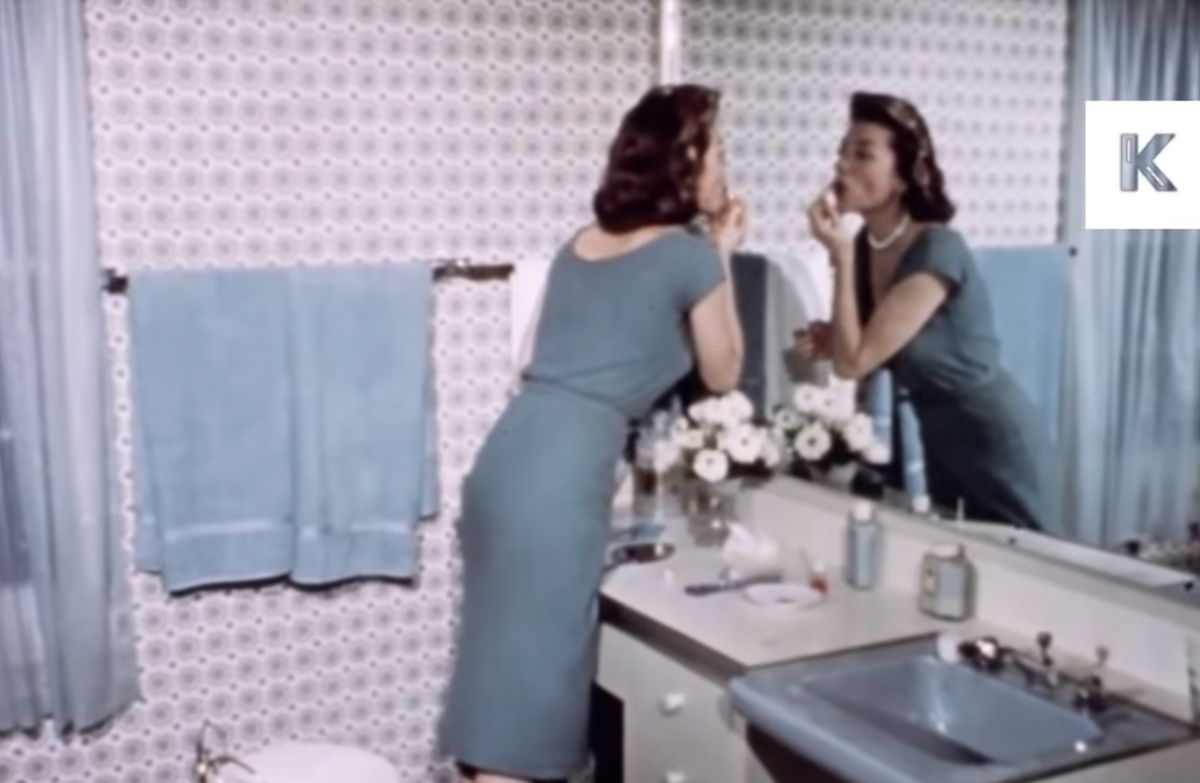 banheiro em pastel dos anos 1950